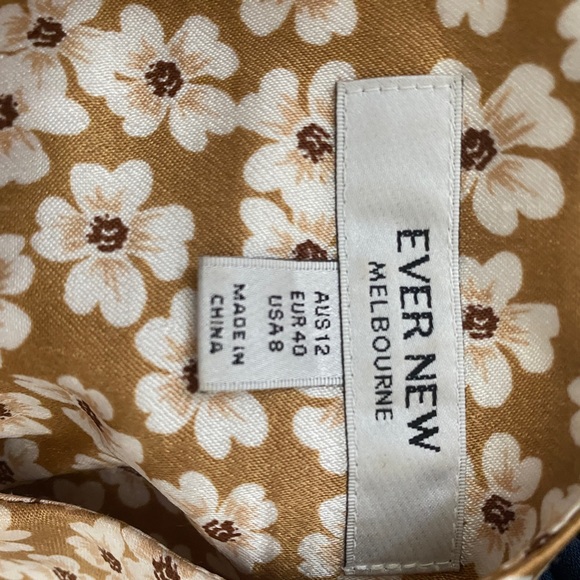 Floral gold , v-neckline, Short flutter sleeves, satin dress - Picture 3 of 6